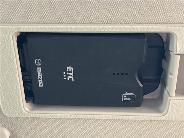 【ETC車載器】を装備しておりますので、ご納車直後からの遠距離ドライブも可能です。土日の利用料金の割引や、朝夕の通行料金を割引料金で高速道路をお楽しみいただけます。