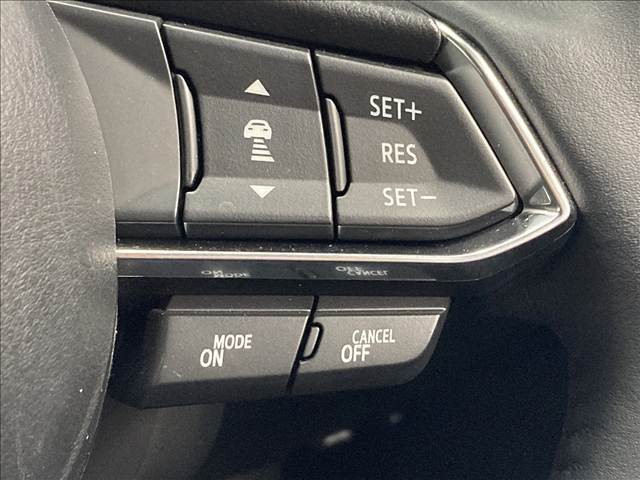 【レーダークルーズコントロール】装備車両です。レーダーやカメラを使って前を走るクルマの状況を検知して速度を調整してくれます。遠距離ドライブの高速道路などでは大活躍で疲労軽減に役立ちます。