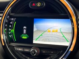 ●ガイドライン付きバックカメラ：不安な駐車もこれで安心！ガイドライン付きなので狭い箇所での駐車もラクラクです！