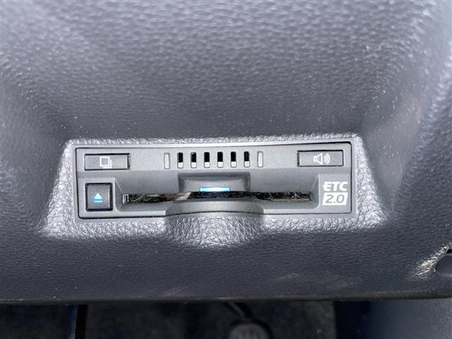 【ETC】有料道路を利用する際に料金所で停止することなく通過できる、ETC車載器（ノンストップ自動料金収受システム機器）が装備されています。セットアップを行うことで利用可能になります。