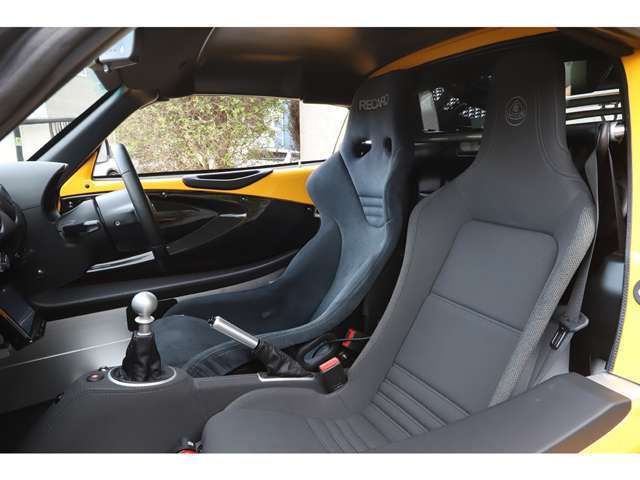 自動車保険のお取り扱いもございます。お客様に合ったプランを作成できるようお手伝いさせていただきます。詳細は担当スタッフまでお申し付けください。