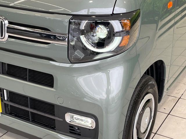 【LEDヘッドライト】悪天候や夜間走行時も良好な視界を確保し安心して運転できる高輝度LEDヘッドライトを装備！点灯速度が早く、消費電力も抑えられています。