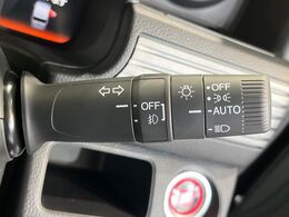 【オートライト】周りの明るさに応じて自動でヘッドライトの点灯・消灯ができる機能です！ライトの付け忘れ・消し忘れなどが無くなり、雨の日や夕方の走行も安心！トンネル通過時も便利ですね♪