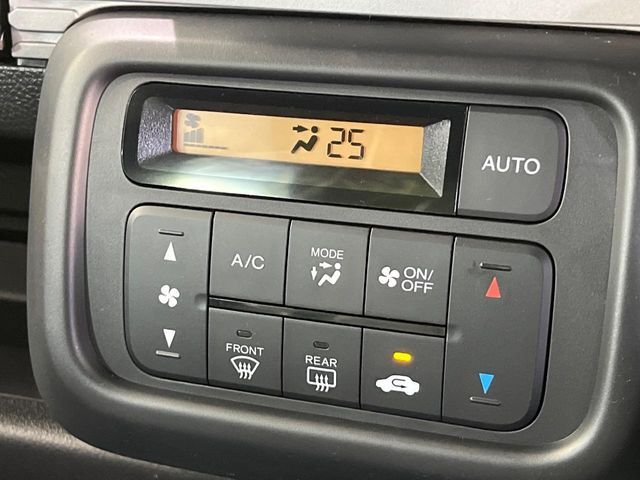 【オートエアコン】一度お好みの温度に設定すれば、車内の温度を検知し風量や温度を自動で調整。暑い…寒い…と何度もスイッチ操作をする必要はありません。快適な車内空間には必須の機能ですね♪