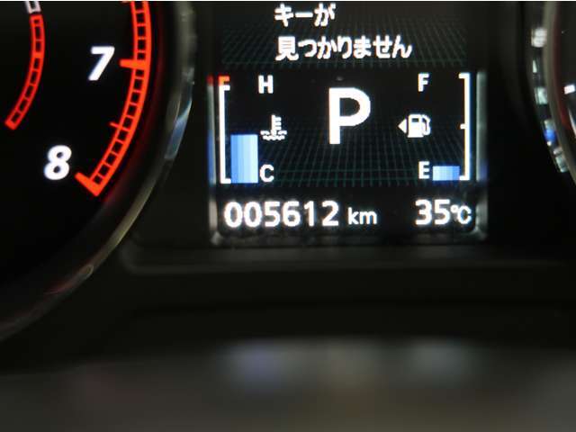 カラースピードメーターです。暗い室内でも見やすです。