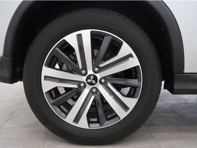 純正18インチアルミ　タイヤサイズ225/55R18