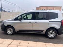 お子様が空けても安心のスライドドア！