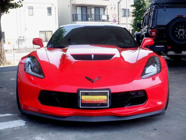 C7のシャープなフロントフェイス。ZO6はワイドボディとなっており、迫力のボディサイズです。