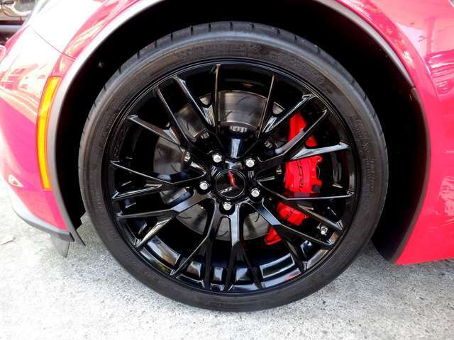フロントタイヤは285/30ZR19！ミシュランのパイロットスポーツです。ブレーキはブレンボの6ポットで強化されております。