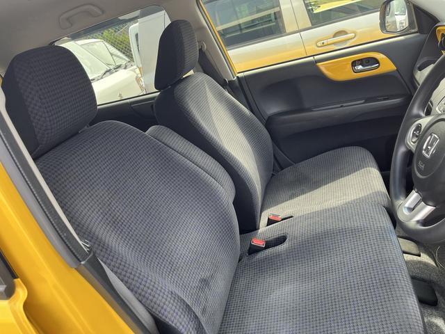 フロントシートはベンチシートです。インパネシフトで足元は広々。運転席と助手席はウォークスルーできます。
