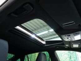 【ムーンルーフ】開放感たっぷりの希少装備、サンルーフが装着されています！車内に明かりを取り入れたり景色を楽しむ以外にも、車内の空気も簡単に換気できて快適です！