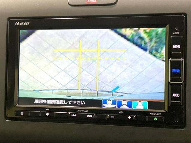 【バックカメラ】駐車時に後方がリアルタイム映像で確認できます。大型商業施設や立体駐車場での駐車時や、夜間のバック時に大活躍！運転スキルに関わらず、今や必須となった装備のひとつです！