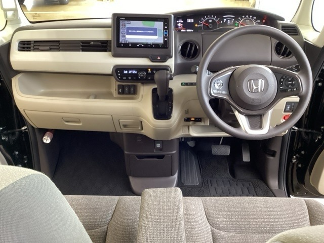 車内は光触媒抗菌消臭施工済です。インパネ周りはスタイリッシュなデザインで機能や装備も充実しています。グローブボックスやカップホルダーのほかにトレーなどたくさんの収納スペースが付いています。