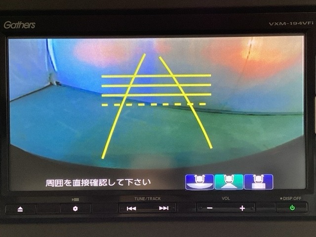 バックでの車庫入れも安心です！　リアカメラが付いているバックモニター付のナビを装備しております。操作線もついており距離感も画面から確認できます。
