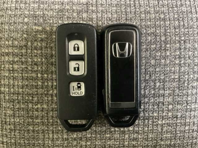 スマートキー付きですからドアロックの開閉およびエンジンスタートが楽々です。電動スライドドアの開け閉めもボタンで操作できます。スペアキーも同じものを用意しております。