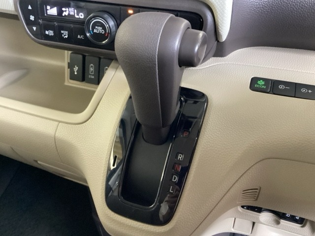 CVT車のセレクトレバーです。低速から高速まで、変速ショックのないスムーズな走りを実現するとともに、エンジン効率のよい領域を維持することで燃費にも貢献します。