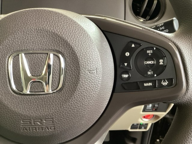 ハンドルにHondaセンシング系のクルーズコントロールやレーンキープアシストなどのスイッチが装備されています。ハンドルから手を離さず安全に操作できます。