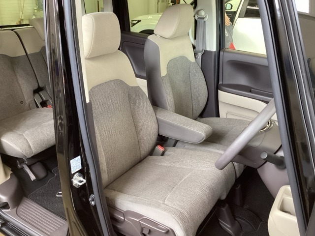 女性でも運転がしやすいように、シートの高さ調整機能（シートリフター）がついています。運転席と助手席の間が空いている為、助手席側への移動がスムーズです。交通量の多い道でも助手席側から乗り降りができます。