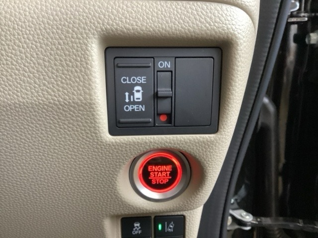 左側電動スライドドアは運転席からでも操作ができるように、ハンドル付近に開閉の操作スイッチが付いています。