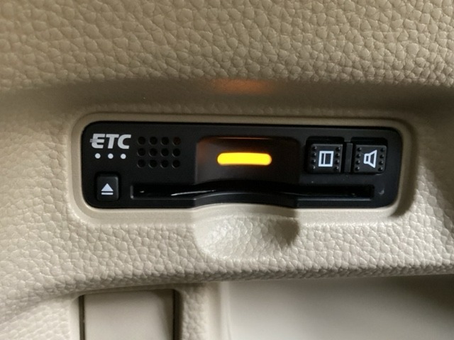 ハンドルの左下にETCがついています。高速道路の料金所の通過も楽々です。　カードの取り出しもしやすい場所についています。