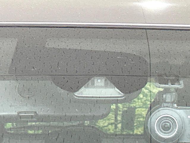 【エマージェンシーブレーキ】走行中に前方の車両等を認識し、衝突しそうな時は警報とブレーキで衝突回避と被害軽減をアシスト。より安全にドライブをお楽しみいただけます。