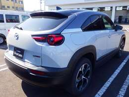 当社試乗車として活躍したクルマです。ナビ、フロアマット装備済みです。