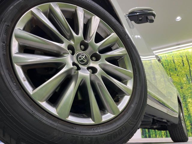 【純正18インチアルミホイール】外観にマッチした純正アルミホイールを装着しております。各種社外アルミホイールや、スタッドレスタイヤも取扱いしております。是非ご相談ください♪