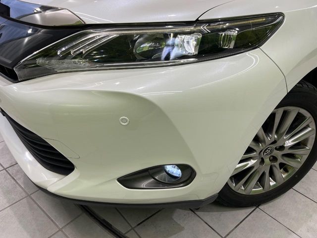 【LEDヘッドライト】悪天候や夜間走行時も良好な視界を確保し安心して運転できる高輝度LEDヘッドライトを装備！点灯速度が早く、消費電力も抑えられています。