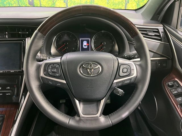 【ウッドコンビステアリング】高級感ある木目調パーツを採用した手に良く馴染むコンビハンドル。運転席廻りの雰囲気も一気に豪華になります！