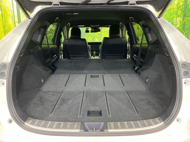 積み下ろしのしやすいデッキにはたっぷりと荷物を積み込んでいただけます。遊びから仕事まで、様々なシーンで頼れます♪