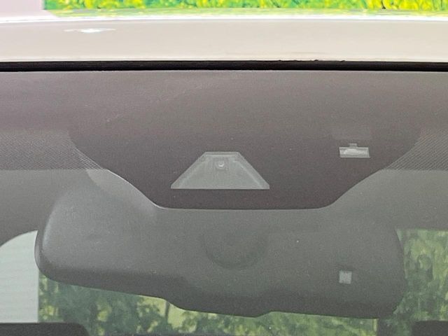 【トヨタセーフティセンス】走行中に前方の車両等を認識し、衝突しそうな時は警報とブレーキで衝突回避と被害軽減をアシスト。より安全にドライブをお楽しみいただけます。