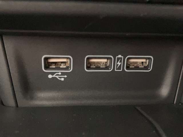 携帯充電など使える充電用USBジャックついてます。