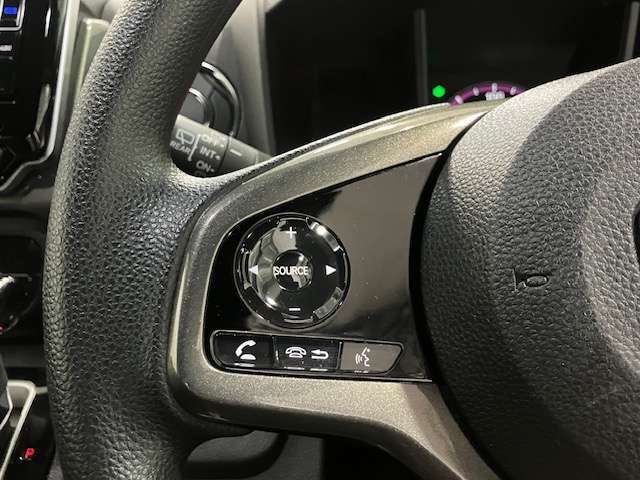 運転しながら手元でオーディオ操作ができます！ハンドルから手、目を放すことなく運転も安心です！