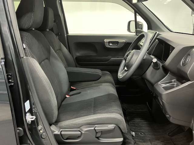 ゆったり、しっかりと座れるシートに運転席は高さ調節可能なハイトアジャスター付き！シート位置の前後と高さ、レバーの上下左右の調節で自分にあったポジションを見つけることができます！