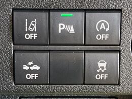 【車線逸脱警報】道路上の白（黄）線を認識し、意図せず走行中の車線からはみ出しそうになった時、メーター内の警告灯とブザーで注意喚起してくれる安心・安全機能です♪