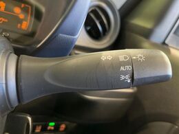 【オートライト】周りの明るさに応じて自動でヘッドライトの点灯・消灯ができる機能です！ライトの付け忘れ・消し忘れなどが無くなり、雨の日や夕方の走行も安心！トンネル通過時も便利ですね♪