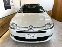 フロントフェイス中央のシトロエンのエンブレムがかっこいいですね！！