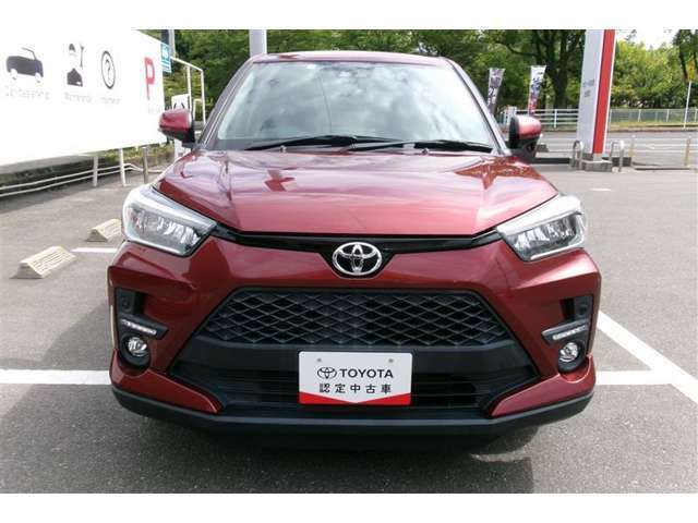 正面からの写真です。力強い意匠のバンパーです。格好良さも併せ持つお車です。