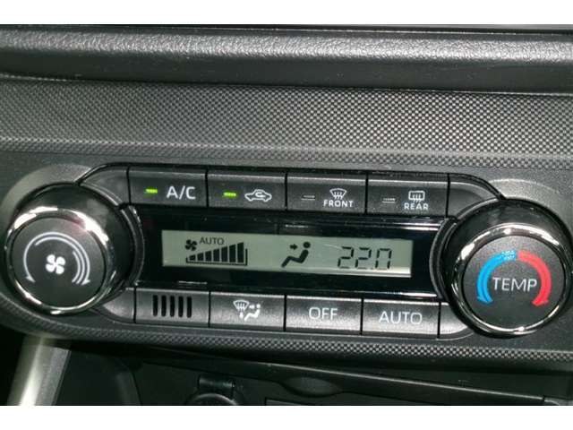 オートエアコンを装備。好きな温度で設定をすれば、自動で車内を快適な温度にできます。