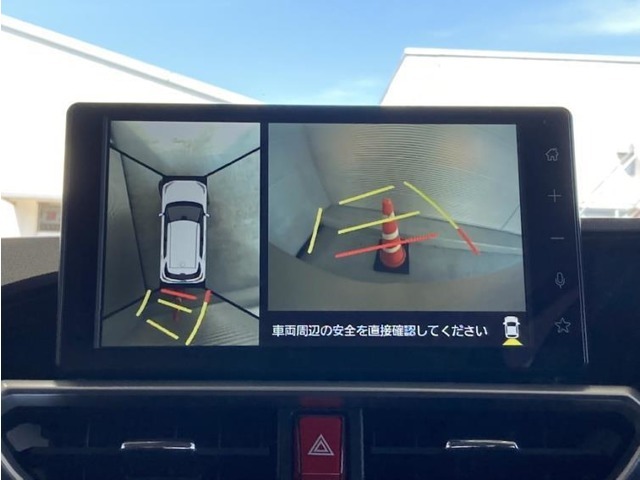 真上から見下ろしたような視点で車とその周囲を確認出来る画面と、車両後方を映し出すバックモニター画面の2つを表示してくれます。