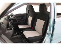 厚みがあって、座り心地のいいシート。運転席も助手席もリラックスしてゆったりと座れます♪