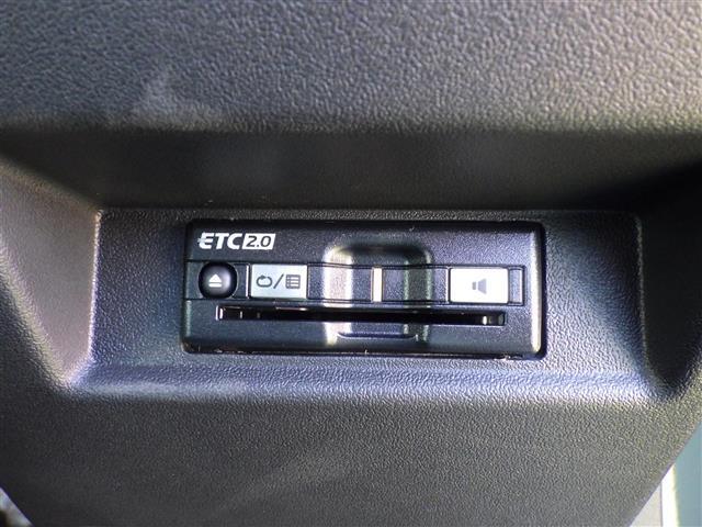 【ETC】有料道路を利用する際に料金所で停止することなく通過できる、ETC車載器（ノンストップ自動料金収受システム機器）が装備されています。セットアップを行うことで利用可能になります。