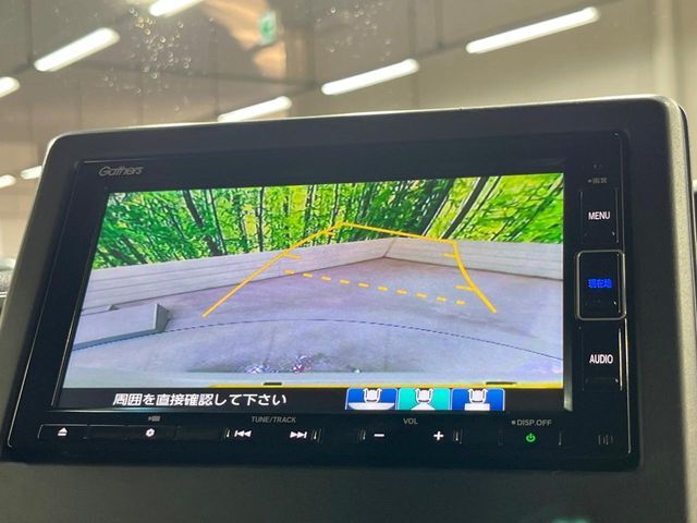【バックカメラ】駐車時に後方がリアルタイム映像で確認できます。大型商業施設や立体駐車場での駐車時や、夜間のバック時に大活躍！運転スキルに関わらず、今や必須となった装備のひとつです！