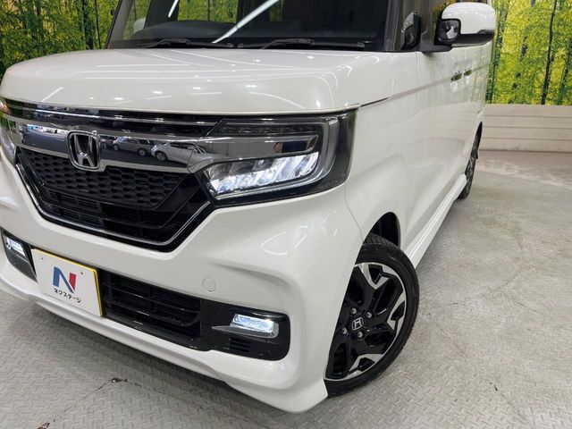 【LEDヘッドライト】悪天候や夜間走行時も良好な視界を確保し安心して運転できる高輝度LEDヘッドライトを装備！点灯速度が早く、消費電力も抑えられています。