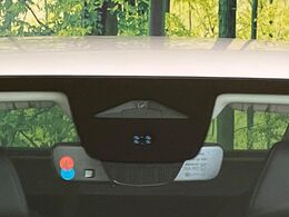 【ホンダセンシング】走行中に前方の車両等を認識し、衝突しそうな時は警報とブレーキで衝突回避と被害軽減をアシスト。より安全にドライブをお楽しみいただけます。