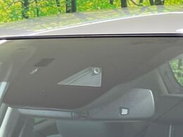 【スマートブレーキサポート】走行中に前方の車両等を認識し、衝突しそうな時は警報とブレーキで衝突回避と被害軽減をアシスト。より安全にドライブをお楽しみいただけます。
