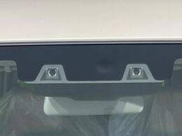 【スズキ　セーフティサポート】走行中に前方の車両等を認識し、衝突しそうな時は警報とブレーキで衝突回避と被害軽減をアシスト。より安全にドライブをお楽しみいただけます。