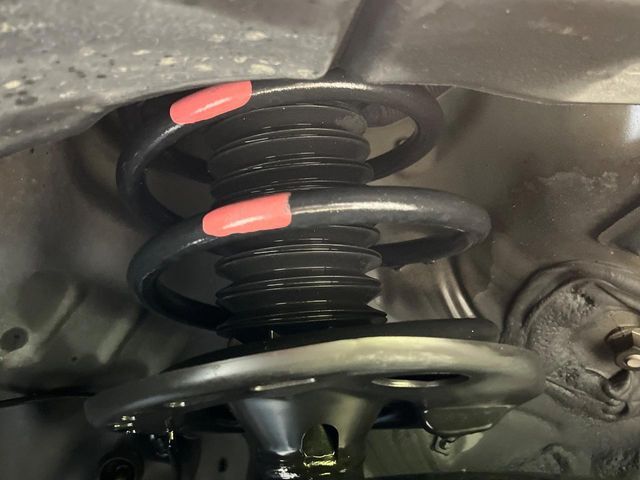 お車を安心してお乗りいただく為には、足回りの定期点検が欠かせません。サービスサポート（有償保証）では無料点検もご提供しており、安心のカーライフをお過ごしいただけるサポート体制が整っています。