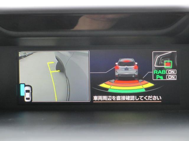 リバースにシフトすると、サイドカメラからの映像とあわせて、リヤバンパーについている障害物センサーの情報がマルチファンクションディスプレイに表示されます。