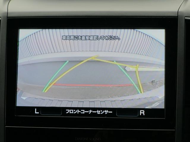 バックカメラの映像はナビ画面に映し出されます。駐車線はステアリング連動仕様なのでハンドルの切り具合も確認できます。